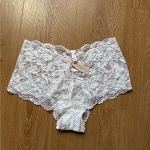 VICTORIAS SECRET WHITE LACE DREAM ANGELS CHEEKINI PANTIES sz M *New W/Tags*